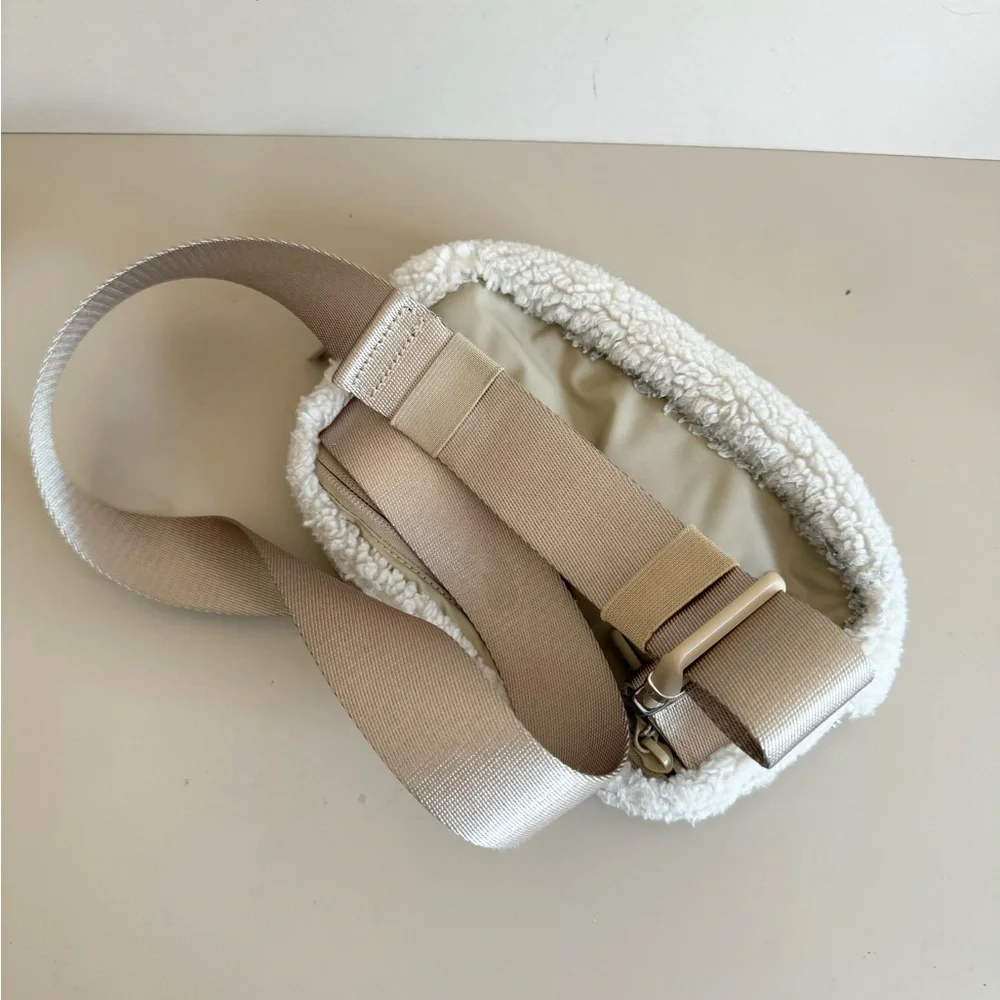 Lululemon Everywhere Fleece Sherpa Belt Bag Ivory‎
